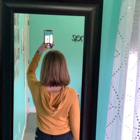 Crop sweater 🔥 - Picture 2 of 3